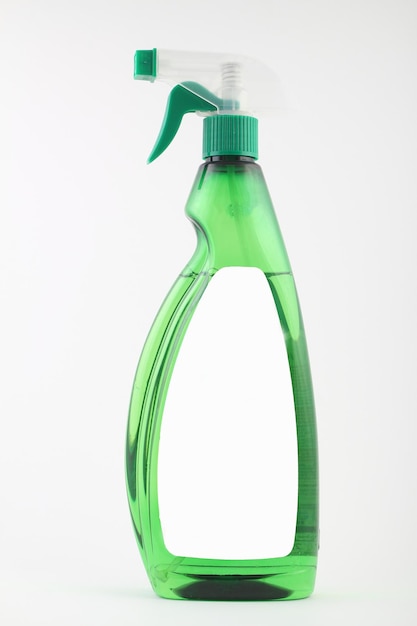 botella con boquilla de pulverización verde detergente para volantes caseros maqueta vacía aislada sobre fondo blanco