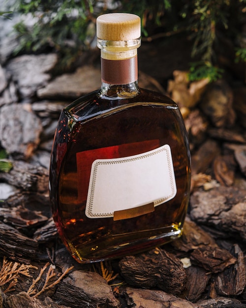 Botella de brandy artesanal en un entorno rústico