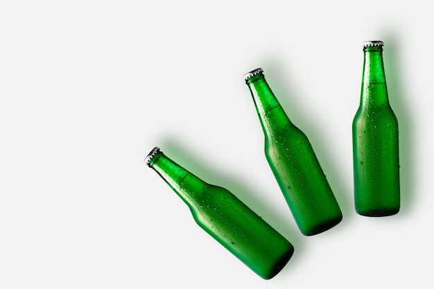 Botella de cerveza aislada sobre un fondo blanco