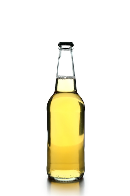 Botella de cerveza aislado en blanco