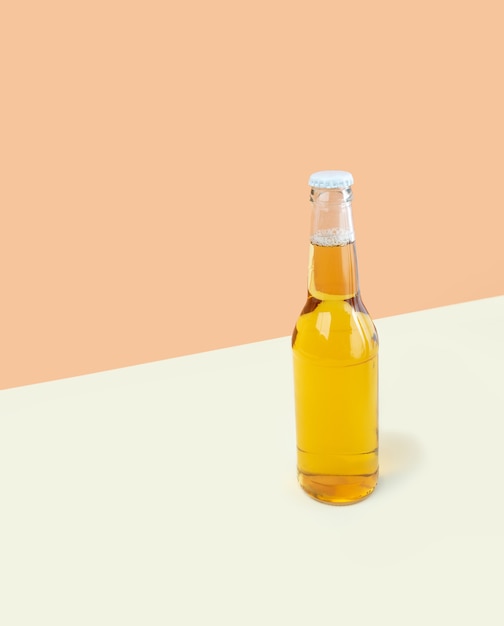 Una botella de cerveza artesanal sobre fondo beige de dos colores. Día internacional de la cerveza o conceptos de Octoberfest. Colores minimalistas en una foto moderna. Proyección diagonal isométrica. Copie el espacio.