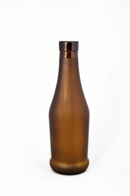 Botella de cerveza de color marrón oscuro mate aislado sobre un fondo blanco.