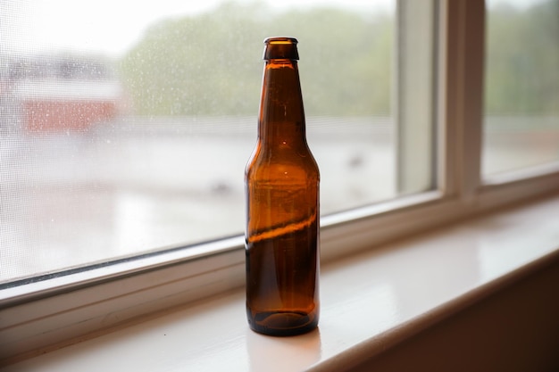 botella de cerveza con una etiqueta vacía evoca recuerdos camaradería y la anticipación de una nueva experiencia