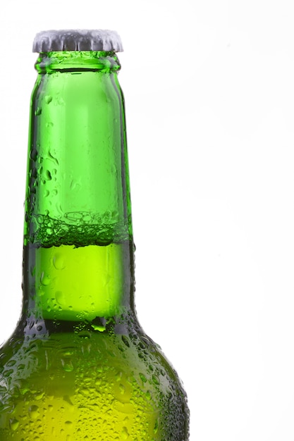 Botella de cerveza con gotas aisladas en blanco