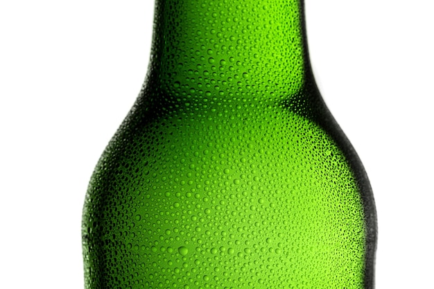 Botella de cerveza con gotas de alcohol de rocío