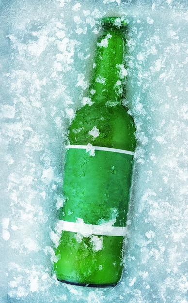 Una botella de cerveza en hielo.