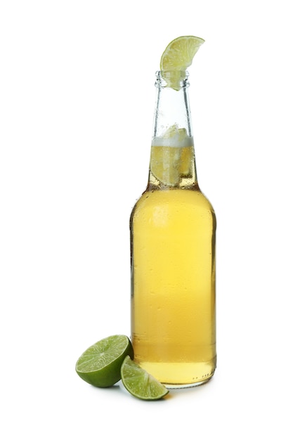 Botella de cerveza con limón aislado sobre fondo blanco.