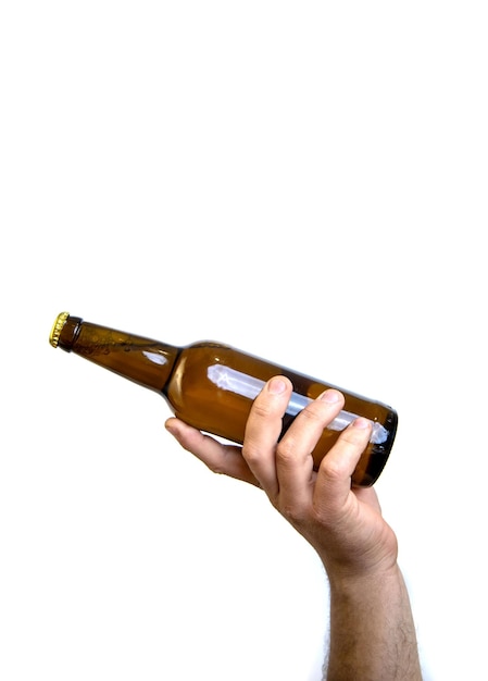 Botella de cerveza en mano aislado en blanco