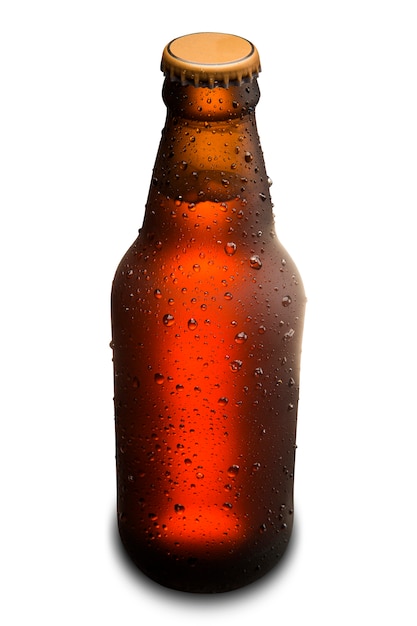 Botella de cerveza marrón húmedo aislado sobre fondo blanco.