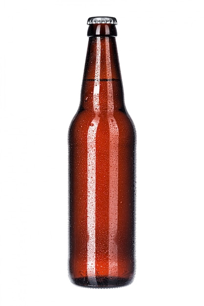 Botella de cerveza oscura aislada en blanco