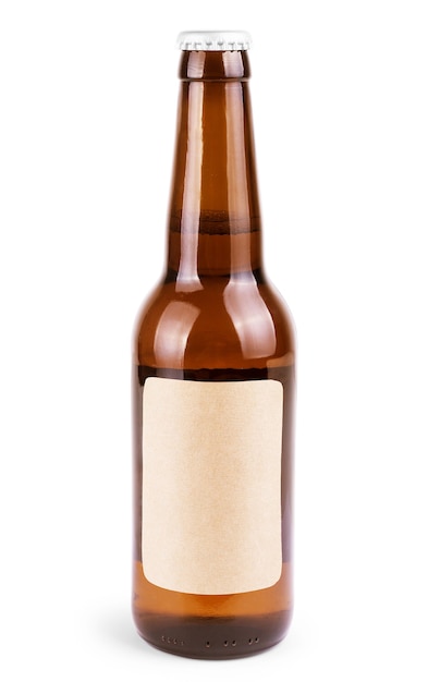 Botella de cerveza sobre fondo blanco.