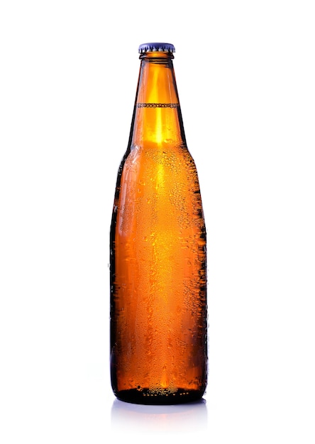 Botella de cerveza sobre fondo blanco