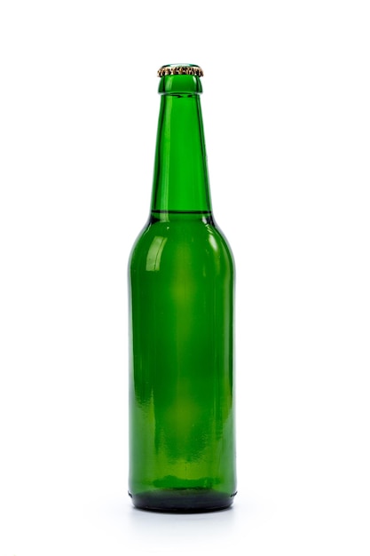 Botella de cerveza sobre fondo blanco.