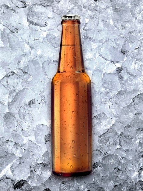 Botella de cerveza sobre fondo de cubitos de hielo