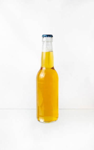 Una botella de cerveza transparente aislado en blanco