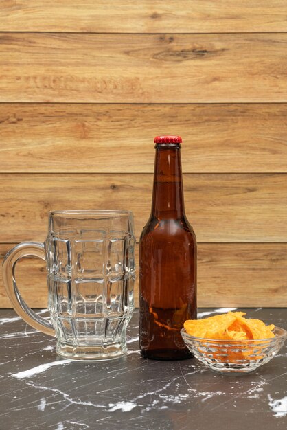 Botella de cerveza con vaso para cerveza