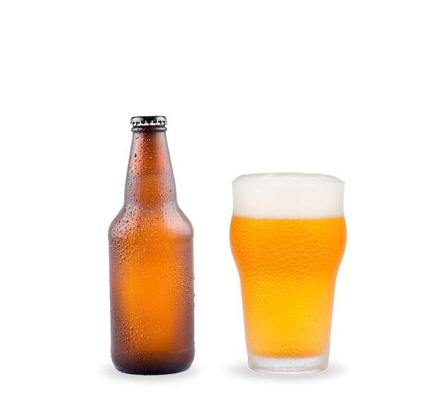 Botella de cerveza y vaso frío con gotas aisladas sobre fondo blanco.