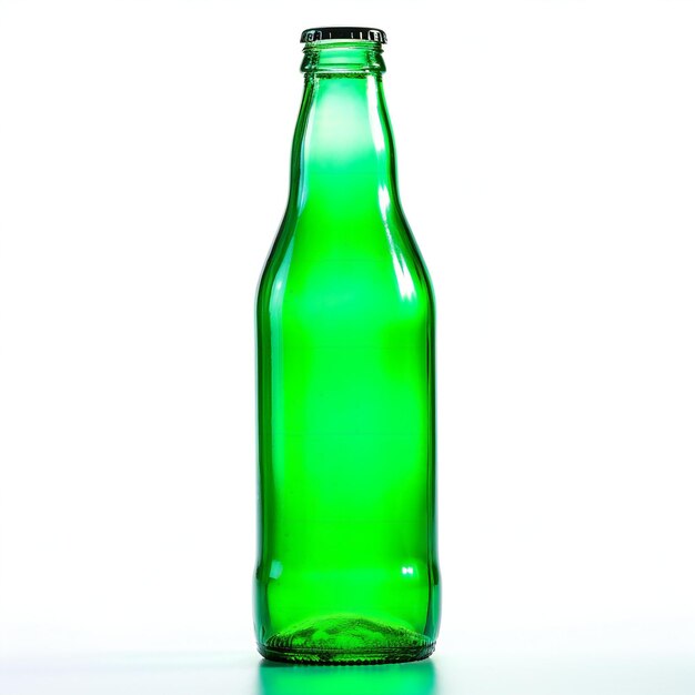 Botella de cerveza verde aislada sobre un fondo blanco