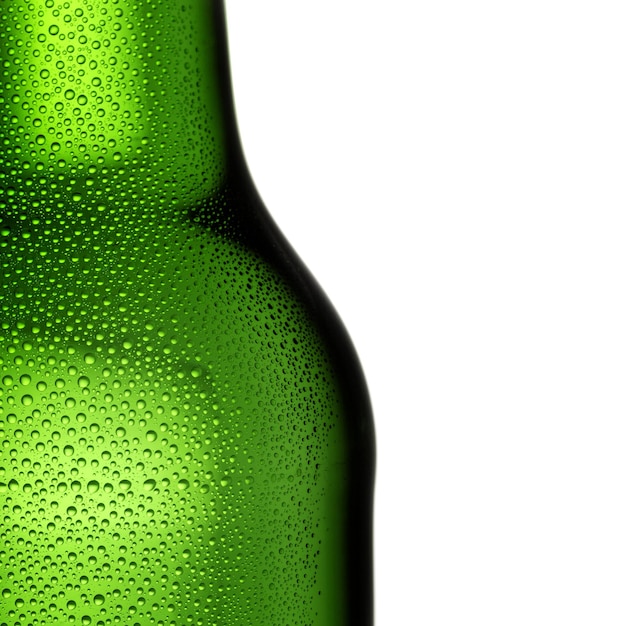 Botella de cerveza verde con gotas de alcohol de condensación de rocío