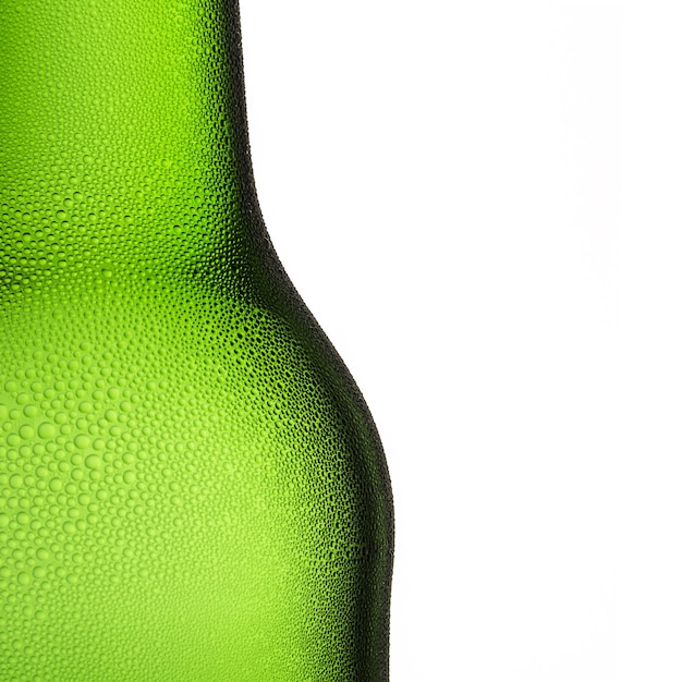 Botella de cerveza verde con gotas de alcohol de condensación de rocío