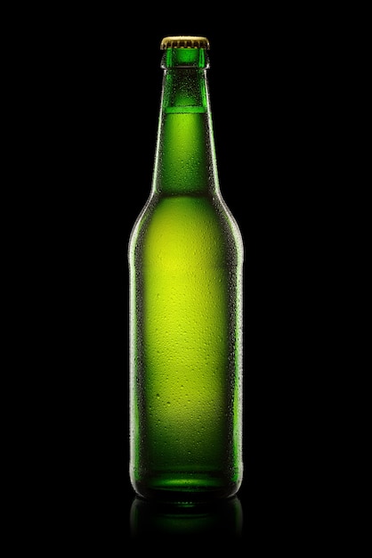 Botella de cerveza verde húmedo aislado en negro