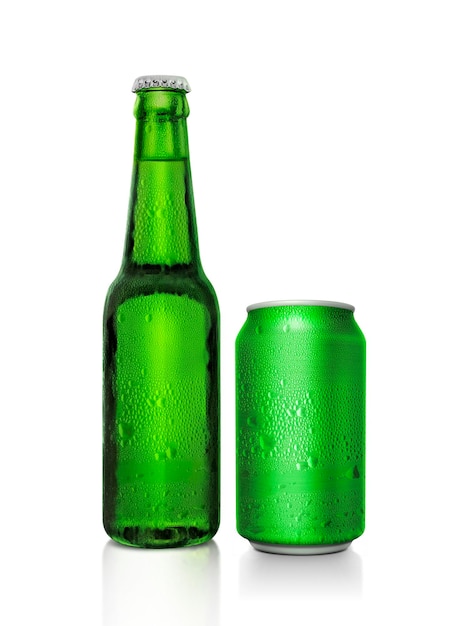 Botella de cerveza verde y lata de cerveza verde con gotas de agua sobre un fondo blanco.