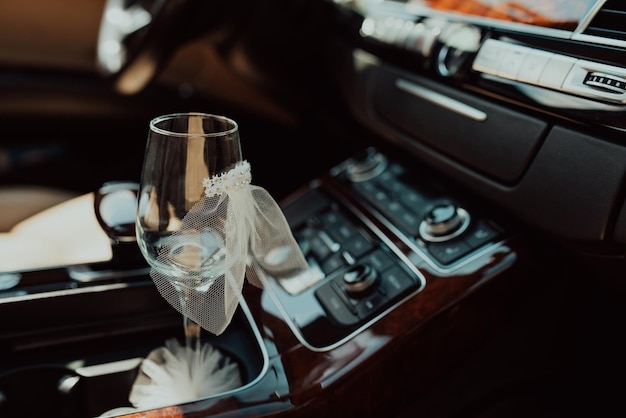 Botella de champagne y copa en coche de lujo