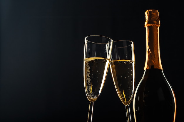 Botella de champagne y copas
