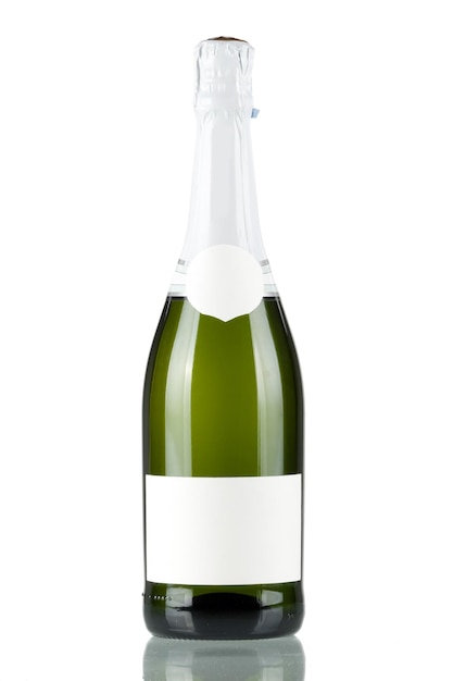 Botella de champagne con etiqueta en blanco