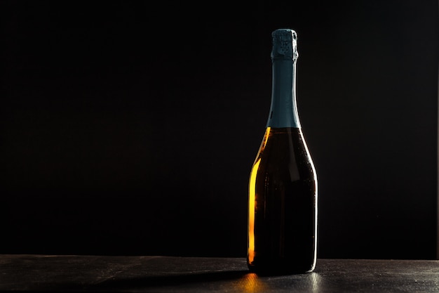 Botella de champagne en negro