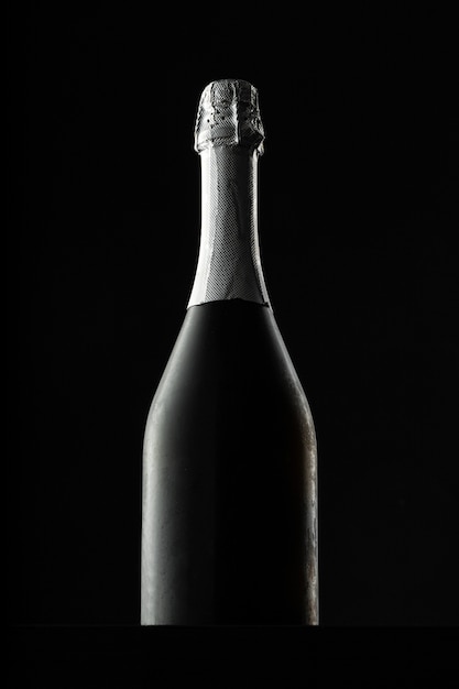 Botella de champagne en negro