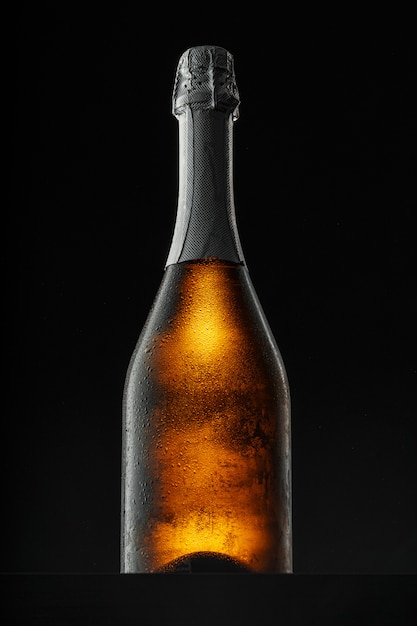 Botella de champagne en negro