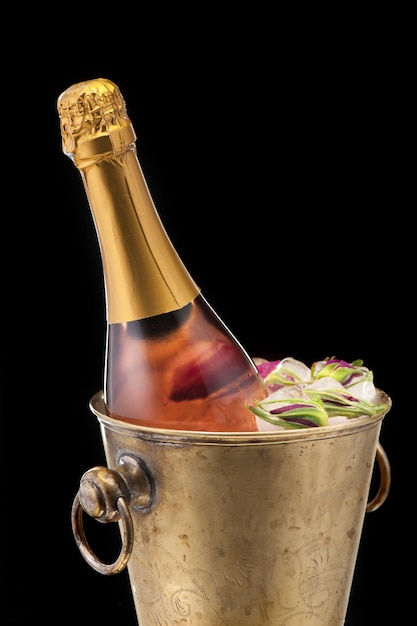 Botella de champán en el balde con hielo closeup