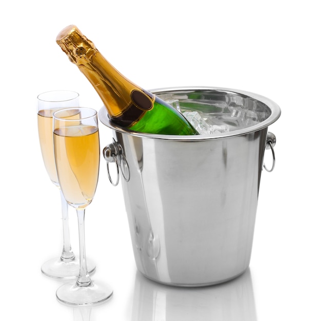 Botella de champán en un balde con hielo y copas de champán, aislado en blanco