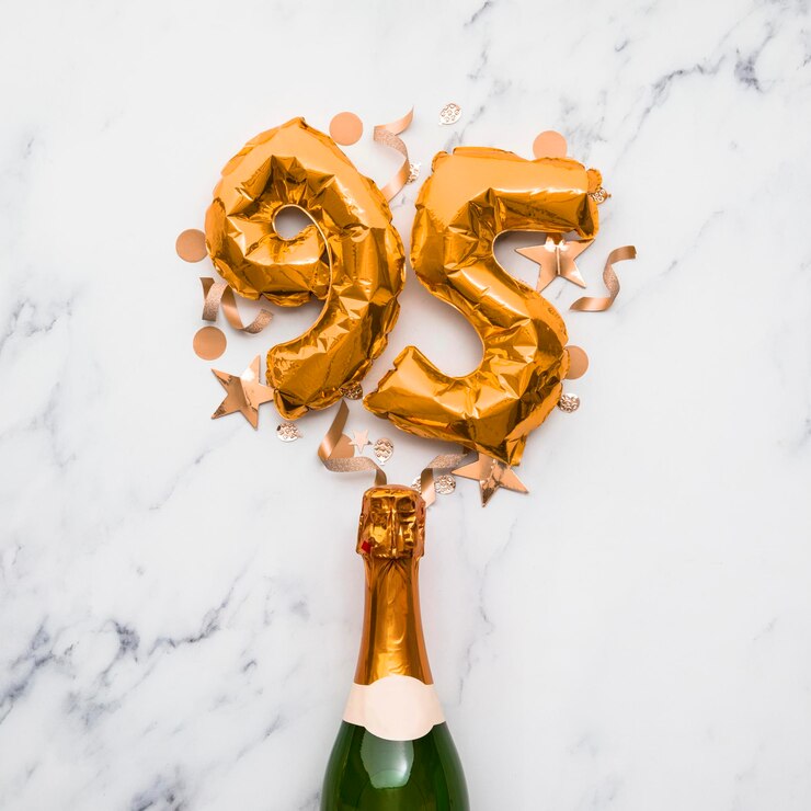 Foto botella de champán con concepto de aniversario de fiesta mínima de globo de oro