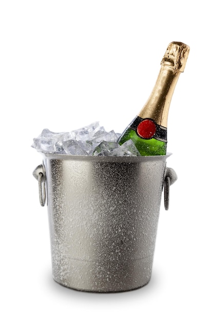 Botella de champán en un cubo de hielo