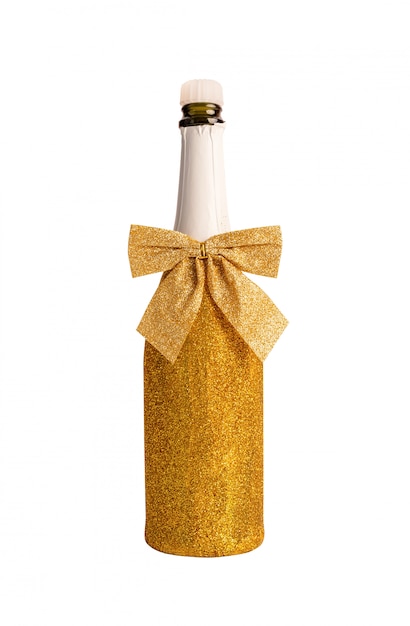 Botella de champán dorado aislada sobre fondo blanco con trazado de recorte