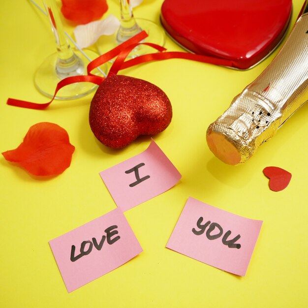 botella de champán y dos copas, pegatinas sobre el amor, concepto de fiesta de San Valentín