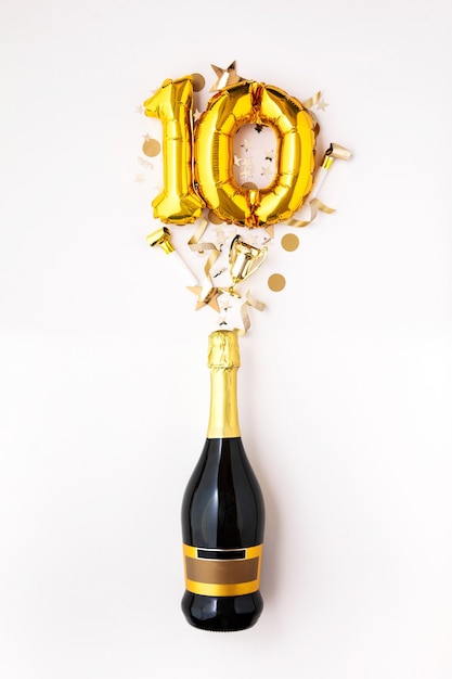 Botella de champán de fiesta de aniversario feliz con globo de número de oro