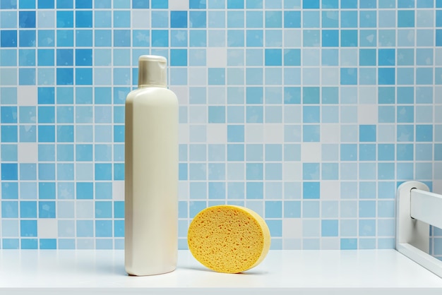Botella de champú de un litro con una esponja sintética amarilla en un mueble de baño blanco
