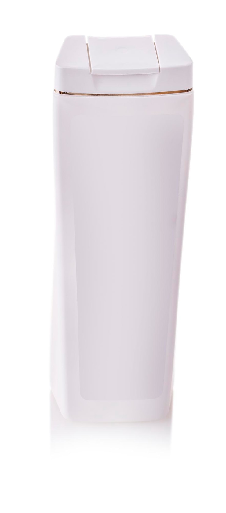 Foto la botella de champú transparente para mujeres aislada sobre fondo blanco