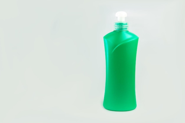 Foto botella de champú verde o crema aislada en blanco