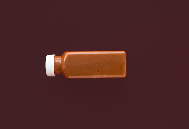 Botella de chocolate batido de superalimento de desintoxicación para limpieza de pérdida de peso sobre fondo marrón diseño plano para blog de expertos en alimentación y nutrición