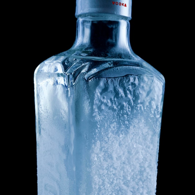 Foto botella congelada de vodka
