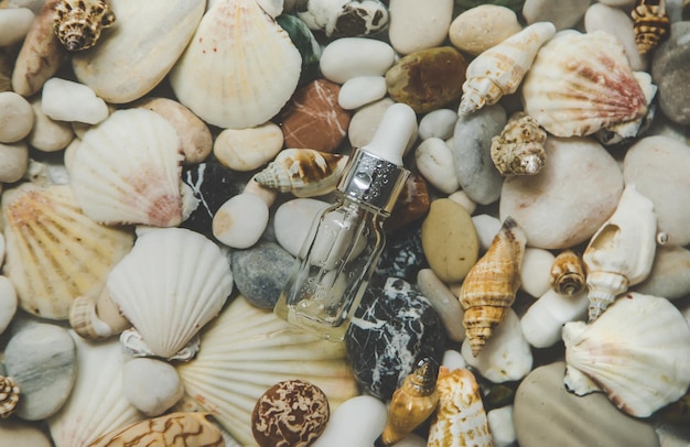 Botella con cosméticos en el fondo del mar Enfoque selectivo