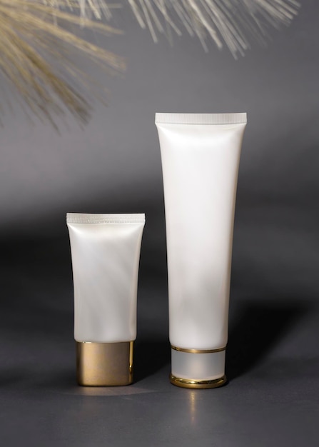 Botella de crema hidratante sobre embalaje de estudio de fondo negro y concepto de belleza para el cuidado de la piel