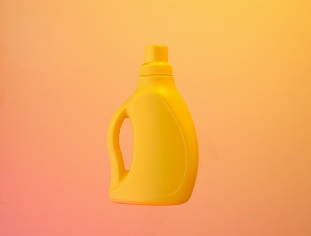 Foto una botella de detergente para la ropa de color amarillo concepto de lavandería y criada