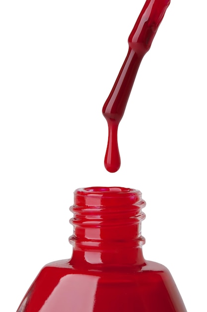 Botella de esmalte de uñas rojo sobre fondo blanco