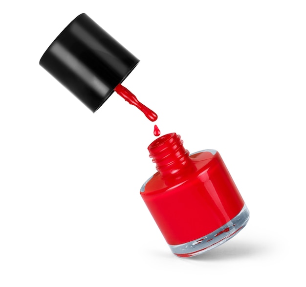 Botella de esmalte de uñas rojo con splash aislado en blanco