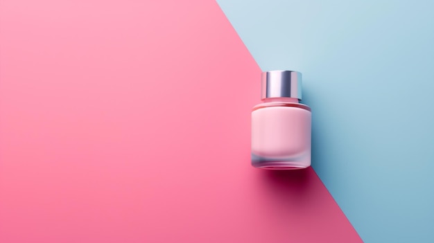 Botella de esmalte de uñas rosa en un fondo rosa y azul dividido que evoca una estética minimalista